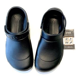 CROCS Bistro Black Roomy Fit W9 NWT